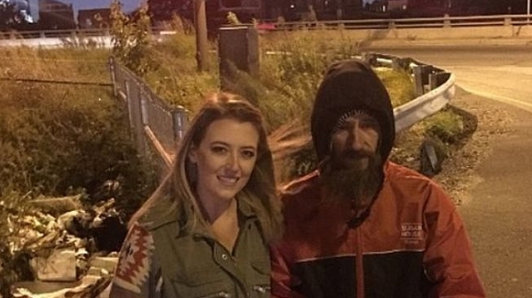 Бездомник даде последните си пари на жена, а тя му събра средства в дарителска кампания
