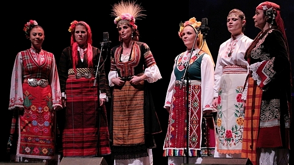 Нина Николина и „Магическите гласове на България с мултимедиен концерт - спектакъл в Театър “Азарян“