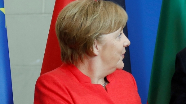 Меркел остава канцлер, но вътрешният министър си отива?