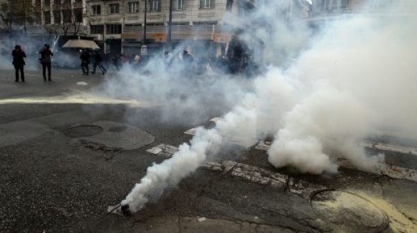 Разпръснаха със сълзотворен газ демонстранти пред посолството на САЩ в Бейрут