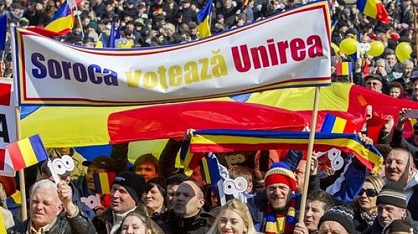 Хиляди по улиците в Румъния, искат оставката на премиера