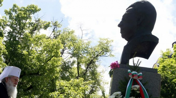 Откриха бюст-паметник на Борис Христов в Пазарджик