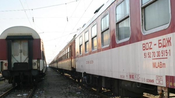 Влакове отнесоха шофьор край гара Михайлово