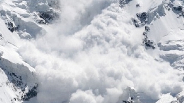 Планински спасители съветват да не се излиза извън пистите, дебнат лавини