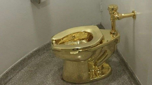 Крадци задигнаха златна тоалетна, предоставяна под наем на Тръмп