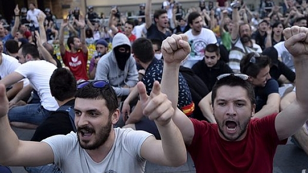 Бурни протести тресат Македония заради новото име