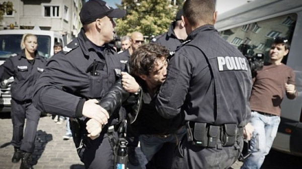 Един арестуван на протеста пред столична община срещу Йорданка Фандъкова (видео)