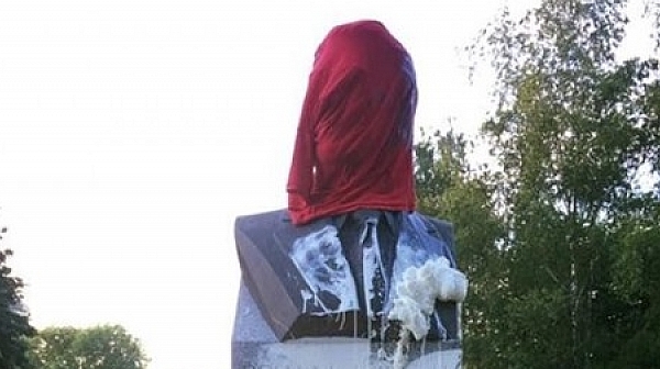 Заляха с боя паметника на Роналд Рейгън
