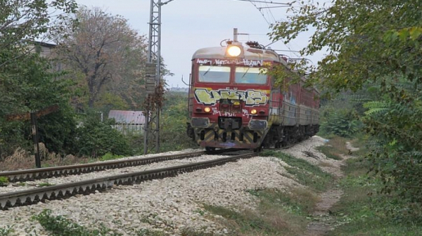 Влакът от Варна за София се удари в скали