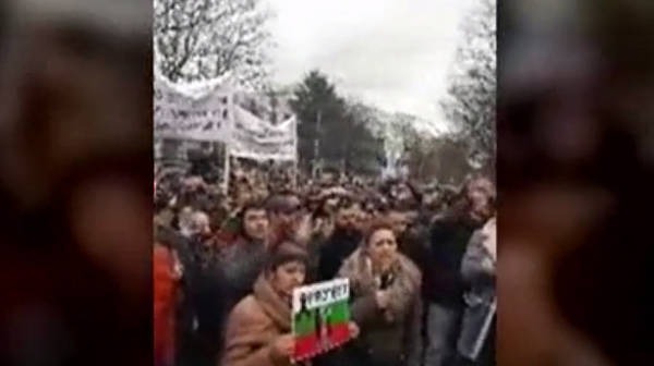 След смъртта на българче в Кьолн сънародниците ни протестират пред болницата