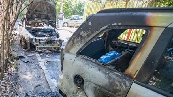 МВР разследва 3 версии за запалената кола на Велислав Минеков