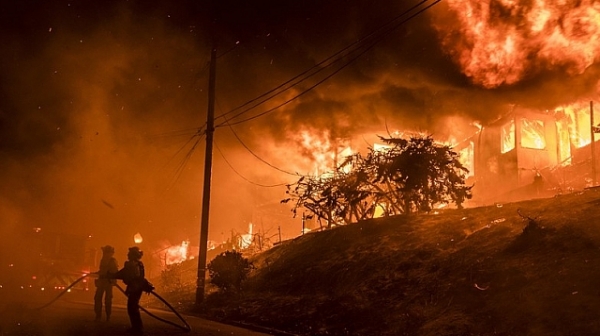 Огненият ад продължава да изпепелява Калифорния, над четвърт милион души се евакуират