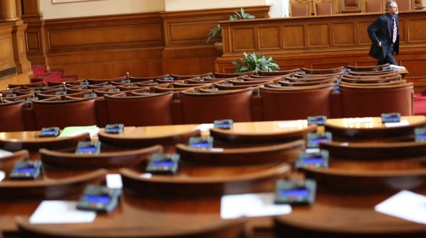 Депутатите разглеждат ветото на Радев за антукорупционния закон