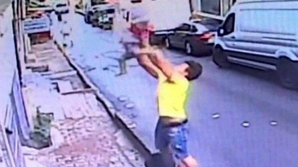 Младеж хвана падащо от прозорeца дете в  Истанбул