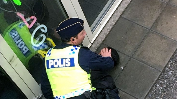 Ново нападение срещу полицай с нож, този път в Стокхолм, Швеция