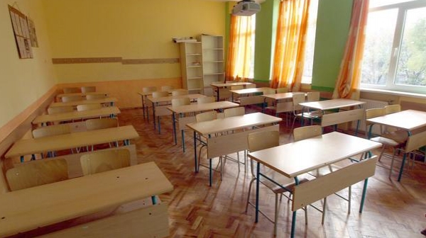 Мазилка падна върху ученик в класна стая във Варна
