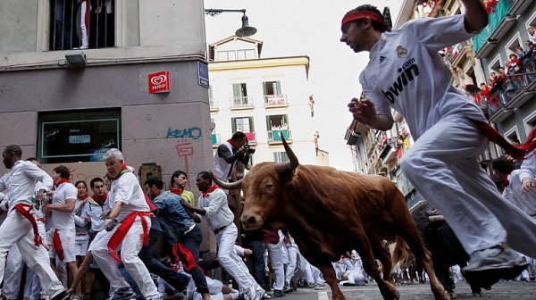 42 са ранените при традиционното надбягване с  бикове в Памплона