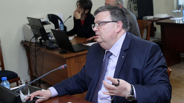 Само във Фрог: Спрягат двама за нов главен прокурор- Шишкова и Гешев