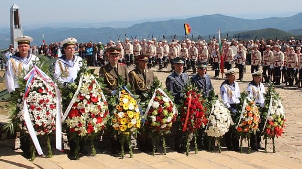 Стотици българи изкачиха Шипка на празника
