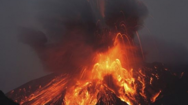 Близо 34 000 души напуснаха района на вулкан в Индонезия
