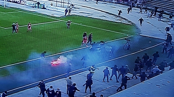 Бой между фенове на Локо Пд и ЦСКА-София на терена, има ранени и арестувани