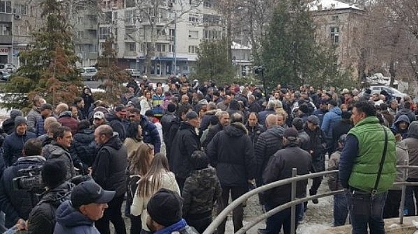 Десетки протестират в защита на лекаря, убил крадец в Пловдив