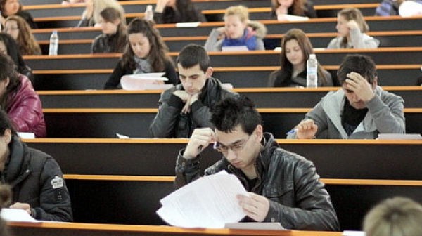 В СУ се провежда писменият изпит по журналистика