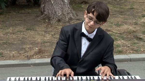 15-годишен пианист свири на улицата във Варна, за да събере пари за конкурс