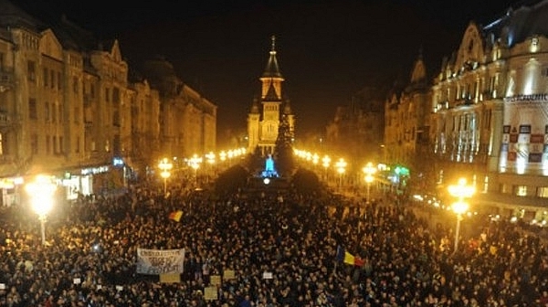 Хиляди румънци въстанаха срещу промените в НПК, има арести