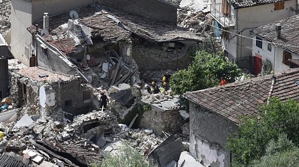 Жилищна сграда се срути край Неапол, търсят се оцелели