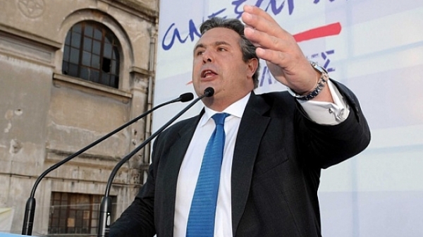 Бивш военен министър на Гърция е обвинен в изнудване от депутат