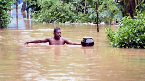 Броят на жертвите при наводненията в Индия достигна близо 150