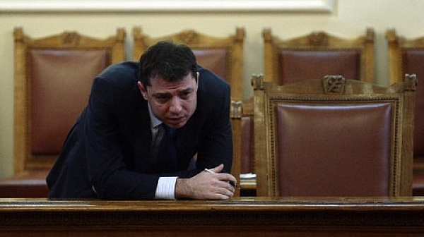 Делян Добрев депозира оставка в парламента