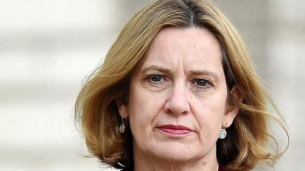 Британският вътрешен министър подаде оставка заради депортирани погрешка имигранти