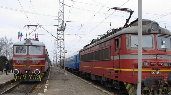 Запали се локомотивът на нощния влак от Варна за Пловдив