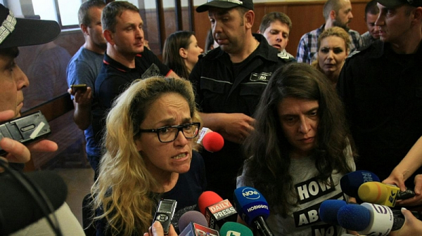 Иванчева и Петрова остават под домашен арест