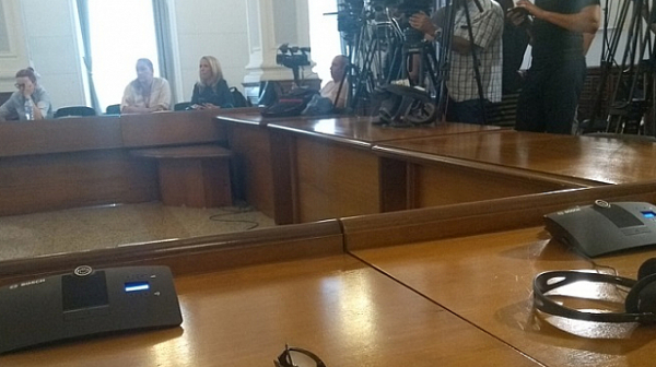 В Министерския съвет махнаха микрофоните за журналисти, за да не питат