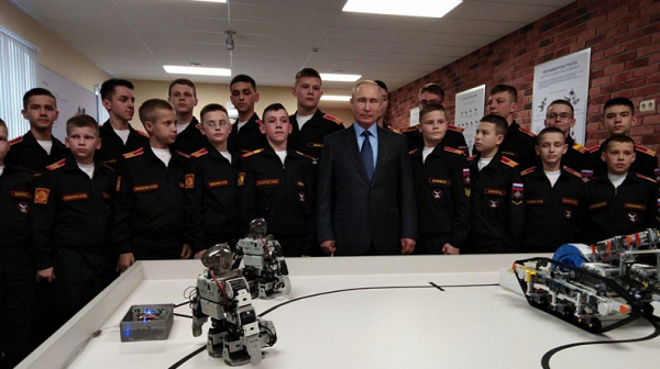 Путин се възхити на роботи, изработени от суворовци, те се оказаха южнокорейски