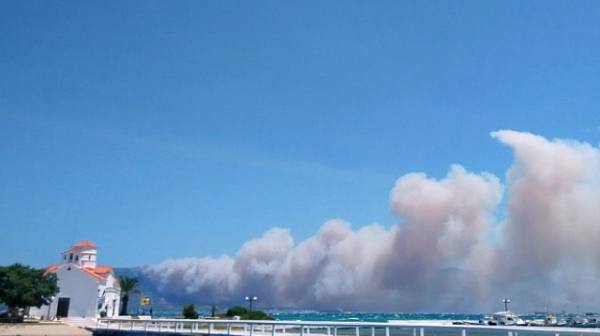 Повече от 50 горски пожара бушуват в Гърция