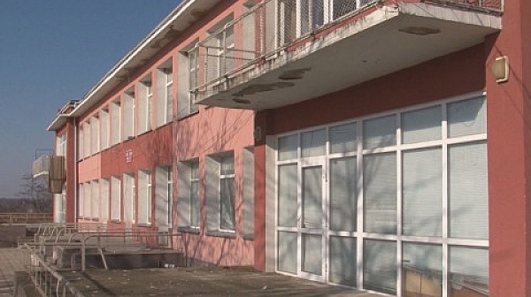 Момиче падна от терасата на социален дом в Борован