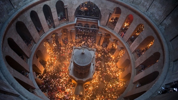 Благодатният огън слезе при православните в Йерусалим