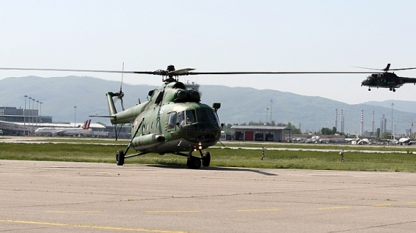 Военен хеликоптер катастрофира на летище Пловдив, има ранени (видео)