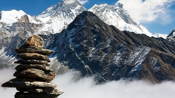Изкачването на Еверест в Непал вече само с водач