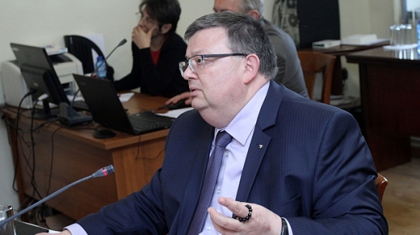 Цацаров докладва в парламента как се борим с контрабандата на горива