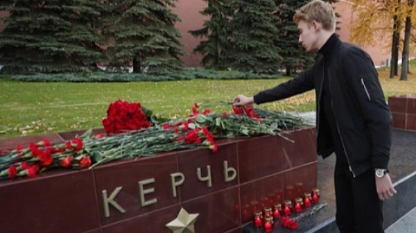 Погребения на убитите при стрелбата в кримския град Керч