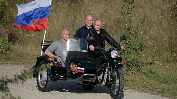 Русия: Путин кара мотор в Крим с рокери, в Москва арести и режисьор в кома