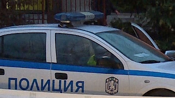 24 часа полицаи опитват да изведат мъж, барикадирал се в къща в село Орешник