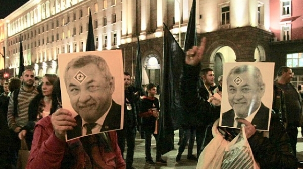 На десетия протест на връх Хелоуин имаше маскирани като Валери Сименов