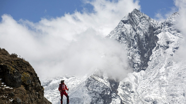 Непал затяга правилата за изкачване на Еверест