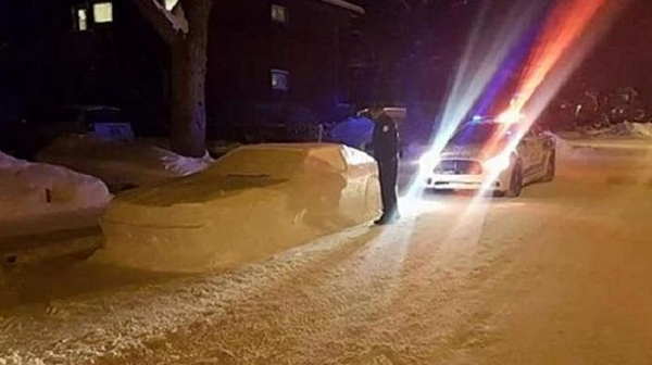 Мъж направи кола от сняг, ченгета го глобиха за неправилно ”паркиране”